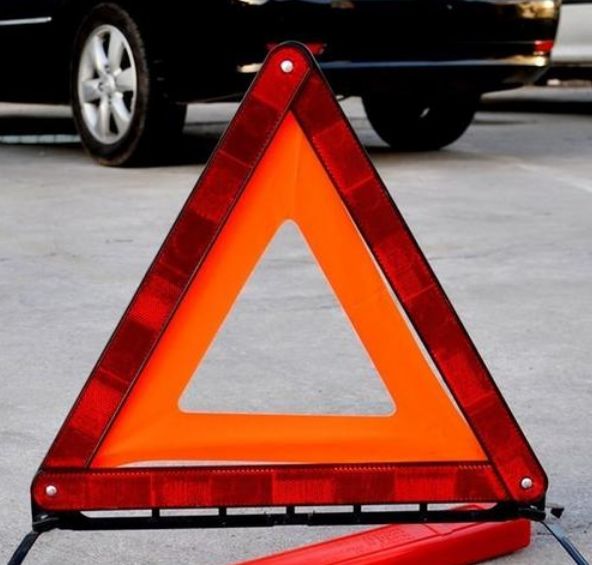 三角警示牌这么用，不仅无法避险，还违反交规受处罚